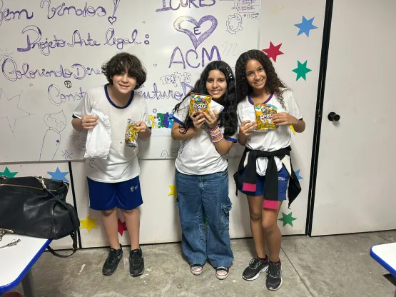 Alunos de escola pública de Vitória comemoram o Dia das Crianças com pintura de mural artístico