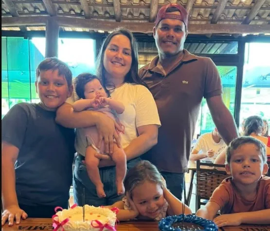 Mãe descobre quarta gravidez nove meses após vasectomia do marido: 'Chorei dias e noites'