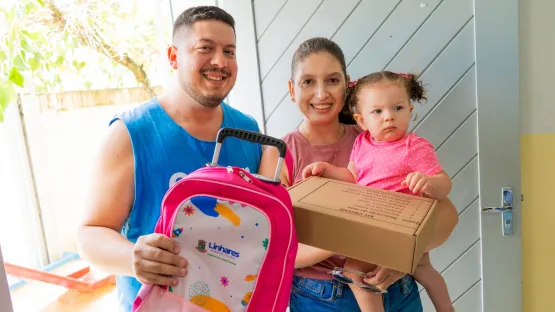 Prefeitura inicia a entrega dos tênis e meias, kits didáticos e mochilas para famílias dos estudantes
