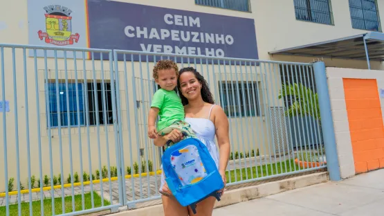 Prefeitura inicia a entrega dos tênis e meias, kits didáticos e mochilas para famílias dos estudantes