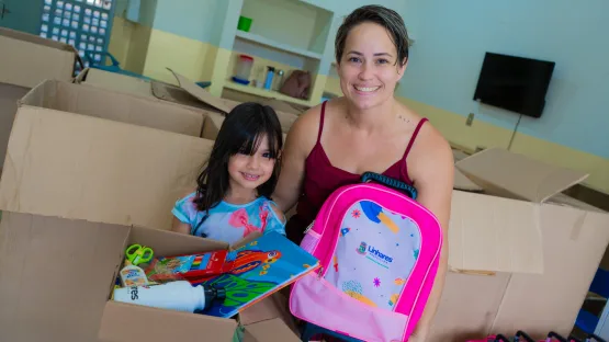Prefeitura inicia a entrega dos tênis e meias, kits didáticos e mochilas para famílias dos estudantes