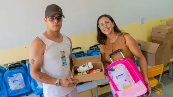 Prefeitura inicia a entrega dos tênis e meias, kits didáticos e mochilas para famílias dos estudantes