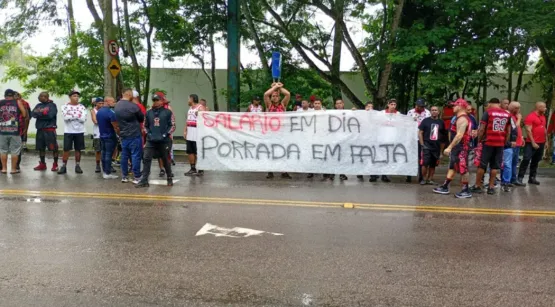 Protesto no CT do Flamengo cobra mudanças: “Salário em dia, porrada em falta”