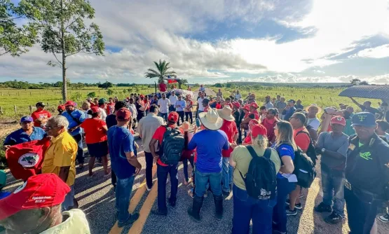 Manifestação do MST em Mucuri interrompe tráfego e provoca discussão sobre serviços já prestados nos assentamentos
