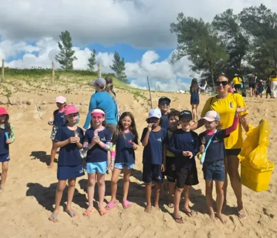 Projeto Praia Limpa leva estudantes à orla de Guriri em ação ambiental
