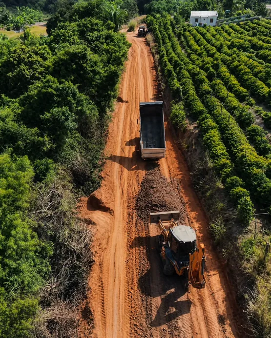 Prefeitura de São Mateus executa obras em vias rurais em várias localidades do município