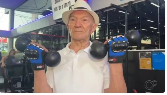 Idoso de 102 anos que vai à academia de musculação todos os dias fala de hábitos saudáveis