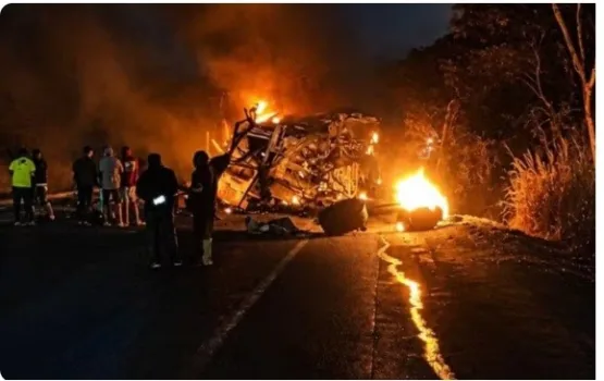 Batida entre ônibus e carreta mata 8 pessoas em MG