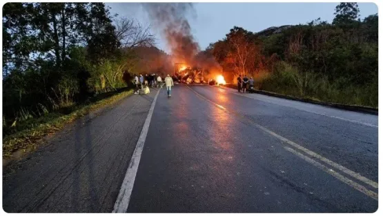 Batida entre ônibus e carreta mata 8 pessoas em MG