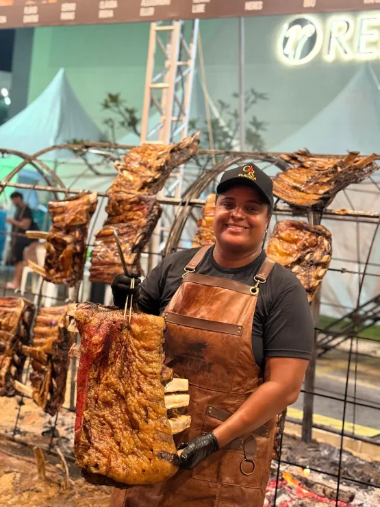 Chef Cláudia Rocha leva sabores do churrasco artesanal ao Festival São Pedro Gourmet, na Ilha das Caieiras