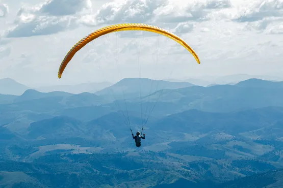 Atletas de seis países vão atravessar o Espírito Santo caminhando pelas montanhas e voando de parapente