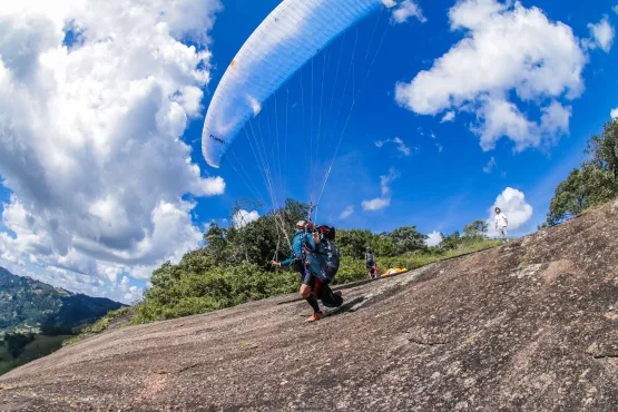 Atletas de seis países vão atravessar o Espírito Santo caminhando pelas montanhas e voando de parapente