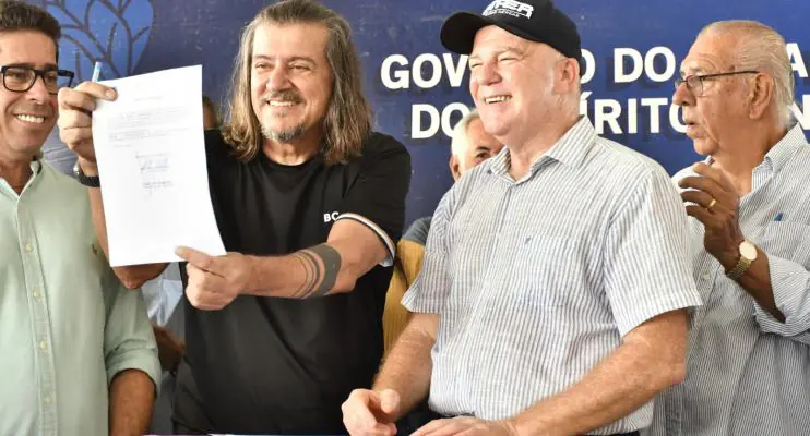 Auatoridades políticas comemoram o desenvolvimento da região norte