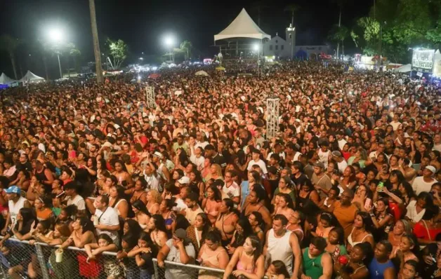 30 mil pessoas curtem show do Pixote em Nova Almeida