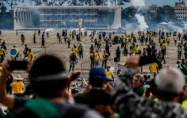 Presas por ataque golpista reclamam de banho gelado e comida