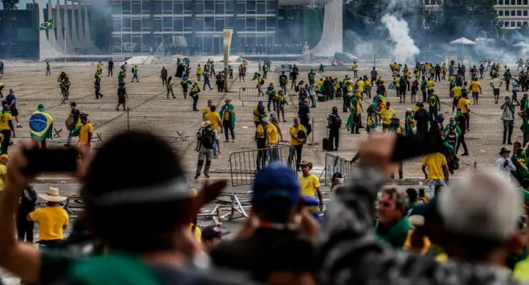 Presas por ataque golpista reclamam de banho gelado e comida
