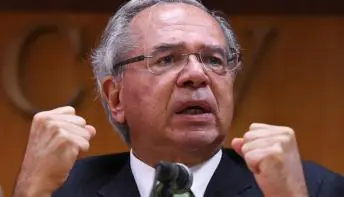 "Nós roubamos menos": Falas de Paulo Guedes viram problema para Bolsonaro