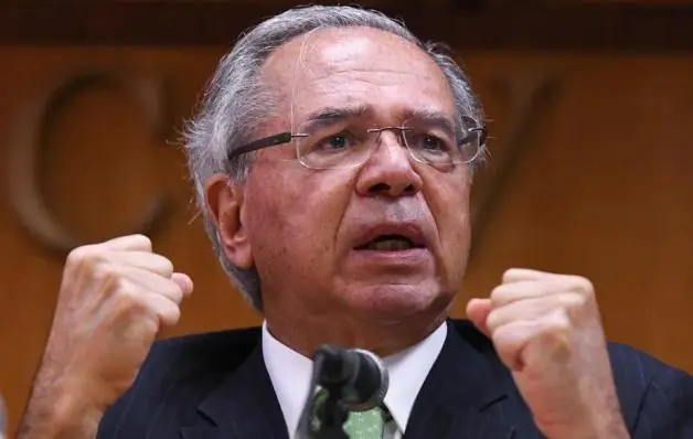 "Nós roubamos menos": Falas de Paulo Guedes viram problema para Bolsonaro
