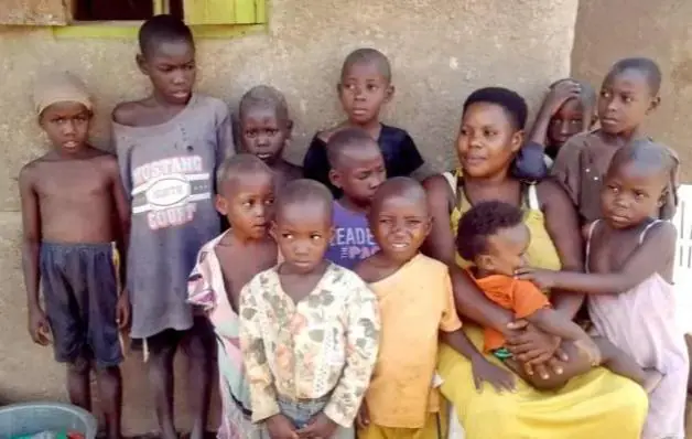 "Todo o meu tempo foi gasto cuidando dos meus filhos", diz africana, que já deu à luz 44, incluindo gêmeos, trigêmeos e quadrigêmeos  