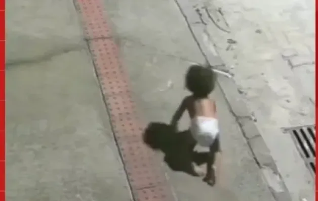 'Achei que era um cachorro', diz motoboy que salvou bebê engatinhando na rua de madrugada no ES