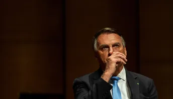 'Dormir na embaixada e conversar com embaixador é crime?', questiona Bolsonaro