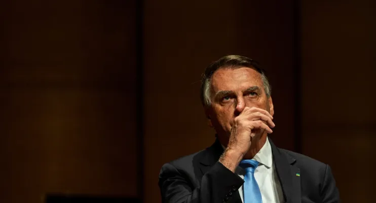 'Dormir na embaixada e conversar com embaixador é crime?', questiona Bolsonaro