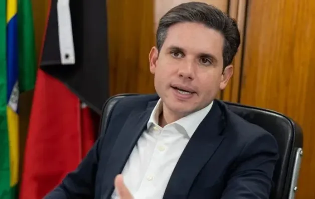 'É impossível exercer o mandato de outro país', diz Hugo Motta sobre Eduardo Bolsonaro 