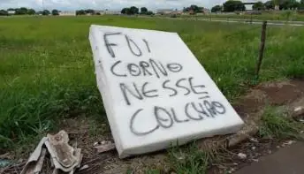 'Fui corno nesse colchão': moradores encontram objeto com recado 'inusitado'