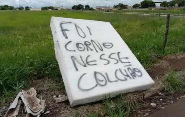 'Fui corno nesse colchão': moradores encontram objeto com recado 'inusitado'