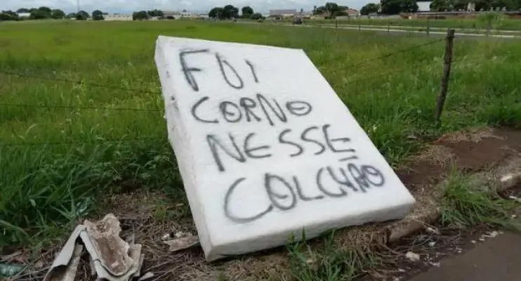 'Fui corno nesse colchão': moradores encontram objeto com recado 'inusitado'