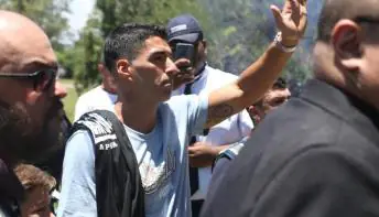'Luís Suárez é matador': torcida do Grêmio faz festa para receber astro