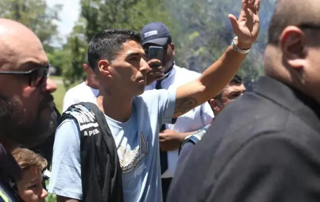 'Luís Suárez é matador': torcida do Grêmio faz festa para receber astro