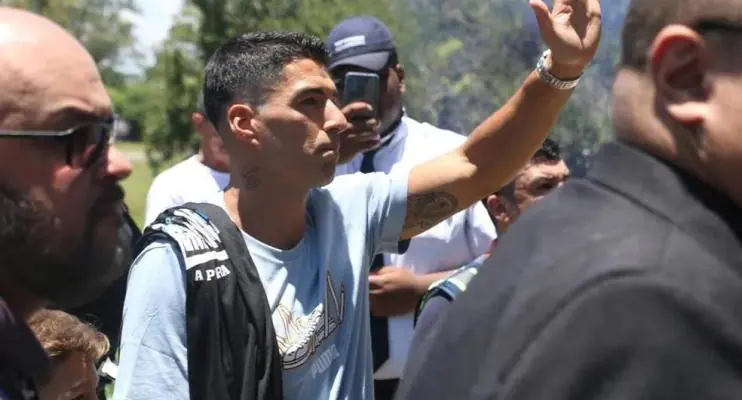 'Luís Suárez é matador': torcida do Grêmio faz festa para receber astro