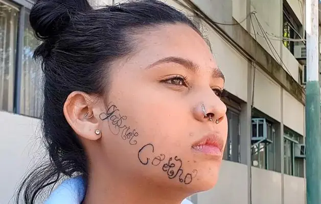  Jovem é tatuada à força com nome de ex-namorado no rosto