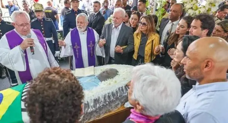'O Brasil deve muito a Pelé', diz Lula em tributo no velório