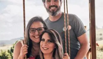 'Veio para provar que é possível viver e ser amado em uma família diferente', diz trisal sobre filho  
