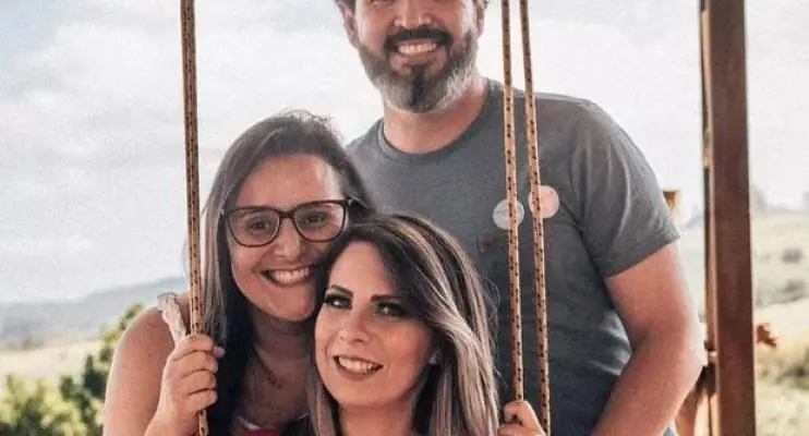 'Veio para provar que é possível viver e ser amado em uma família diferente', diz trisal sobre filho  