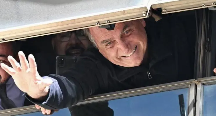 Bolsonaro chega ao Brasil após passar três meses nos EUA