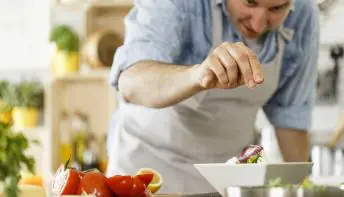 6 truques para corrigir o excesso de sal da comida