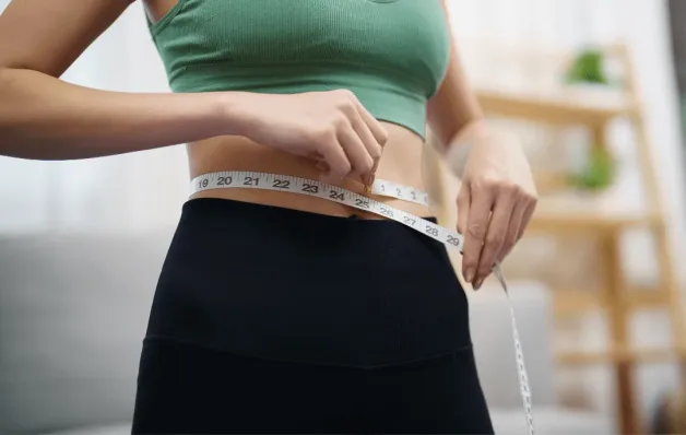 A bebida matinal com três ingredientes que ajuda a reduzir a barriga