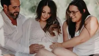 À espera de bebê, trisal quer registrar filho com nomes do pai e das duas mães em SP