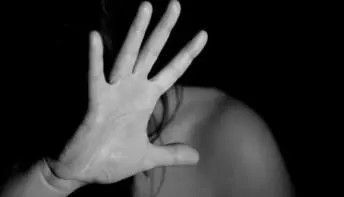 Tia é presa sob acusação de ‘vender’ sobrinha de 13 anos para idoso como ‘escrava sexual’ em SC