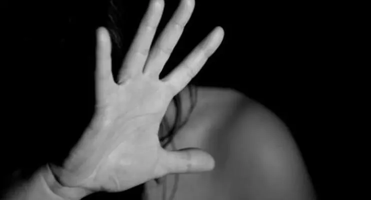 Tia é presa sob acusação de ‘vender’ sobrinha de 13 anos para idoso como ‘escrava sexual’ em SC