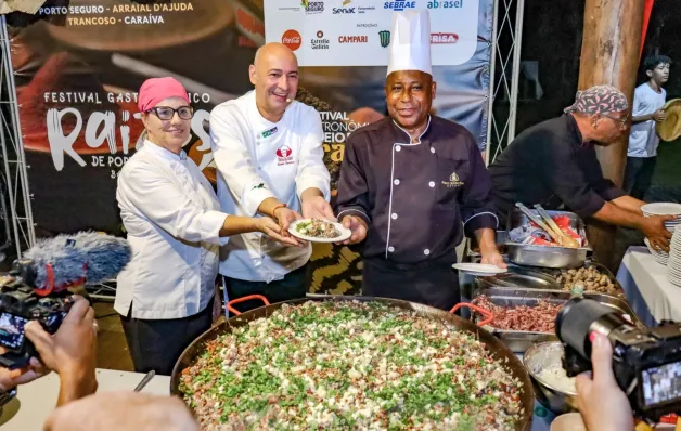 Abertura do Festival Raízes reúne ícones da gastronomia no Eco Bahia Hotel