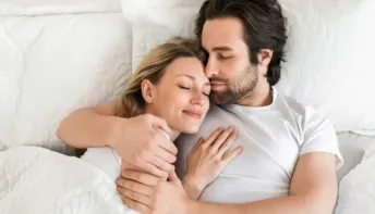 Abraçar o parceiro antes de dormir reduz estresse e fortalece laços afetivos