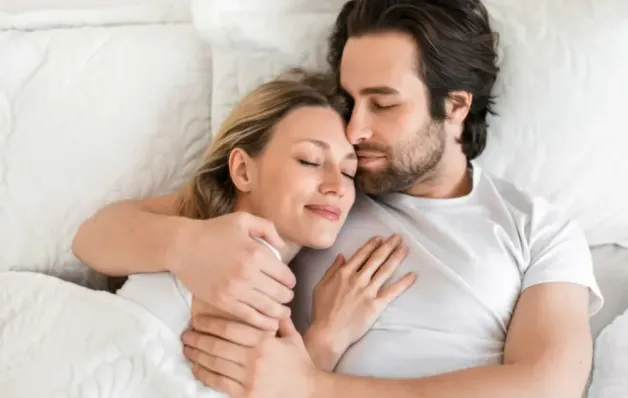 Abraçar o parceiro antes de dormir reduz estresse e fortalece laços afetivos