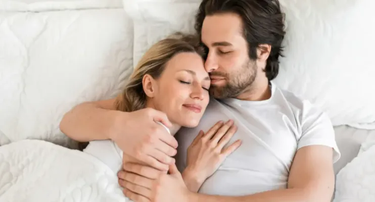 Abraçar o parceiro antes de dormir reduz estresse e fortalece laços afetivos