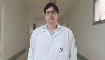 Abril Lilás: mês de conscientização sobre o câncer de testículo