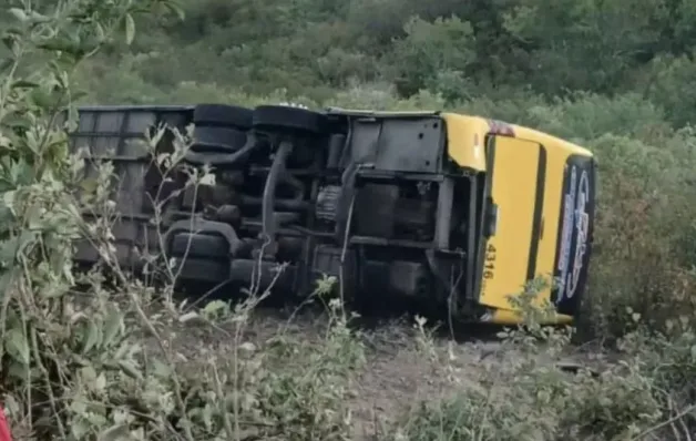Acidente com ônibus de romeiros deixa dois mortos e 21 feridos no Ceará
