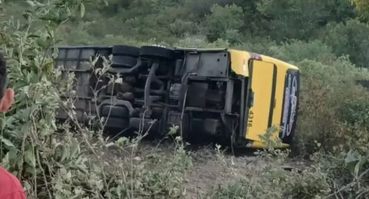 Acidente com ônibus de romeiros deixa dois mortos e 21 feridos no Ceará